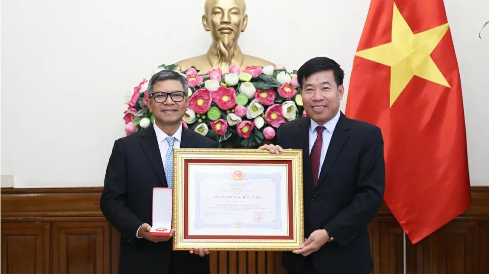 ມອບຫຼຽນໄຊມິດຕະພາບໃຫ້ແກ່ທ່ານ Denny Abdi ເອກອັກຄະລັດຖະທູດ ອິນໂດເນເຊຍ