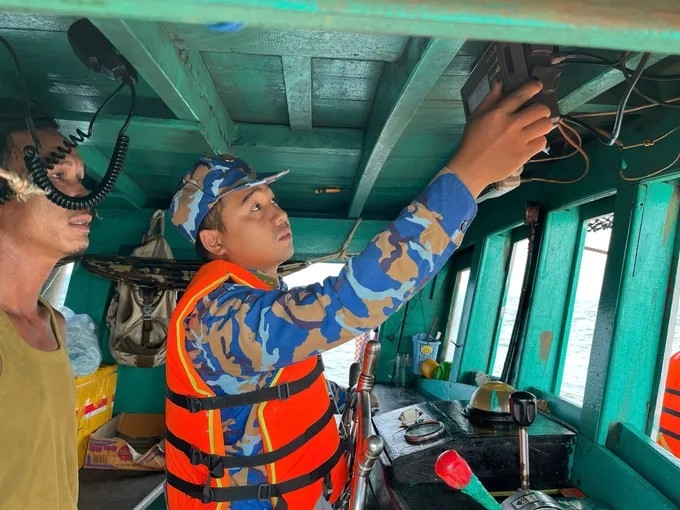 ຊ່ວຍຊາວປະມົງນະຄອນໂຮ່ຈິມິນ ໃຫ້ເຂົ້າໃຈກົດໝາຍ ແລະ ເວົ້າວ່າບໍ່ຕໍ່ການຫາປາ IUU ຊ່ວຍຊາວປະມົງນະຄອນໂຮ່ຈິມິນ ໃຫ້ເຂົ້າໃຈກົດໝາຍ ແລະ ເວົ້າວ່າບໍ່ຕໍ່ການຫາປາ IUU