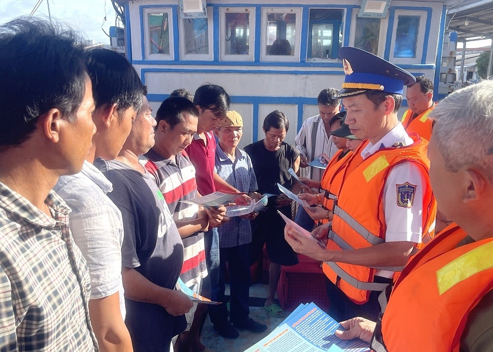 ຊ່ວຍຊາວປະມົງນະຄອນໂຮ່ຈິມິນ ໃຫ້ເຂົ້າໃຈກົດໝາຍ ແລະ ເວົ້າວ່າບໍ່ຕໍ່ການຫາປາ IUU ຊ່ວຍຊາວປະມົງນະຄອນໂຮ່ຈິມິນ ໃຫ້ເຂົ້າໃຈກົດໝາຍ ແລະ ເວົ້າວ່າບໍ່ຕໍ່ການຫາປາ IUU