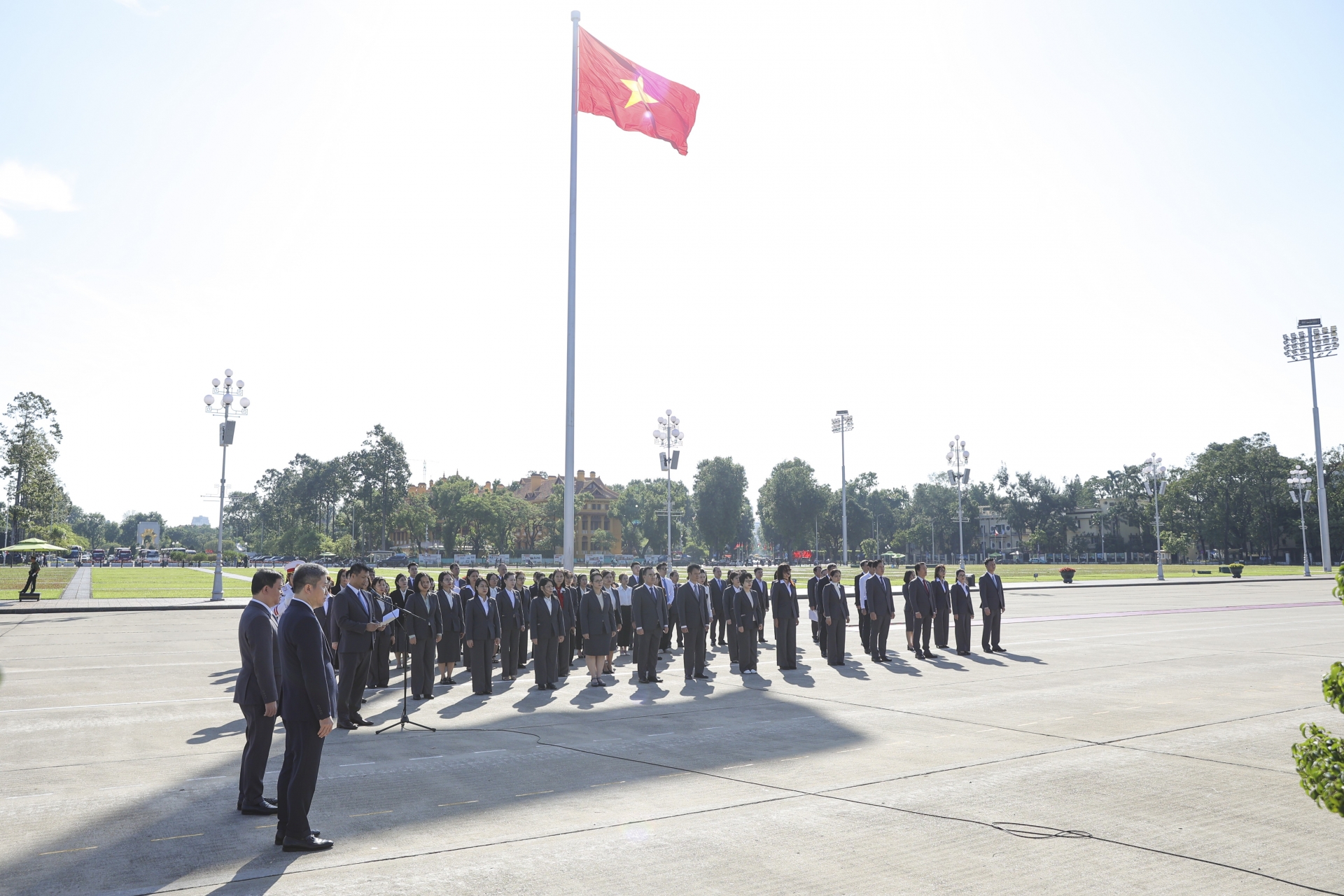 [ຮູບພາບ] ສະຫະພັນບັນດາອົງການມິດຕະພາບຫວຽດນາມລາຍງານຜົນງານຕໍ່ລຸງໂຮ່ໃນໂອກາດສະເຫຼີມສະຫຼອງວັນປະເພນີຄົບຮອບ 75 ປີ.