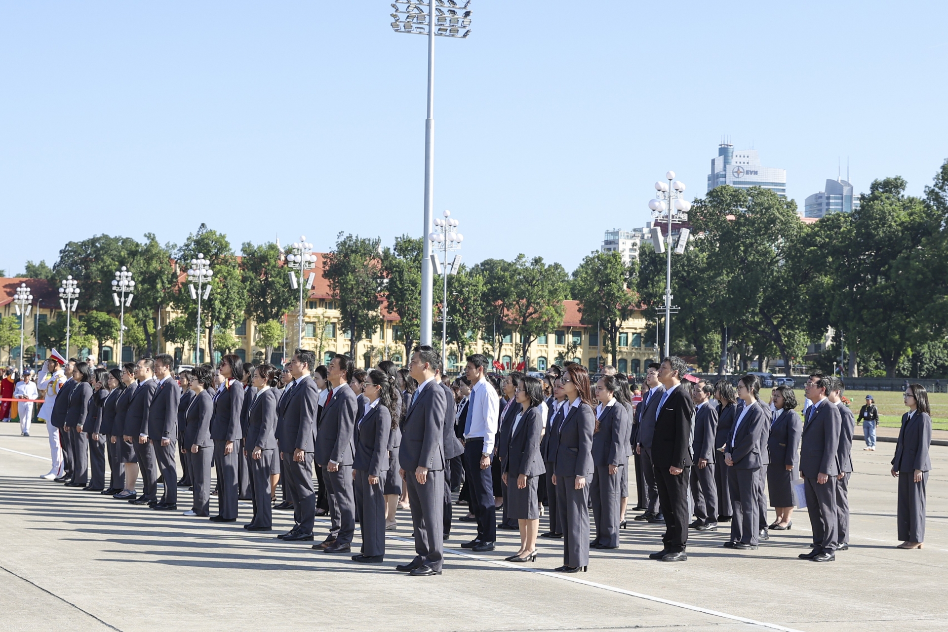 [ຮູບພາບ] ສະຫະພັນບັນດາອົງການມິດຕະພາບຫວຽດນາມລາຍງານຜົນງານຕໍ່ລຸງໂຮ່ໃນໂອກາດສະເຫຼີມສະຫຼອງວັນປະເພນີຄົບຮອບ 75 ປີ.