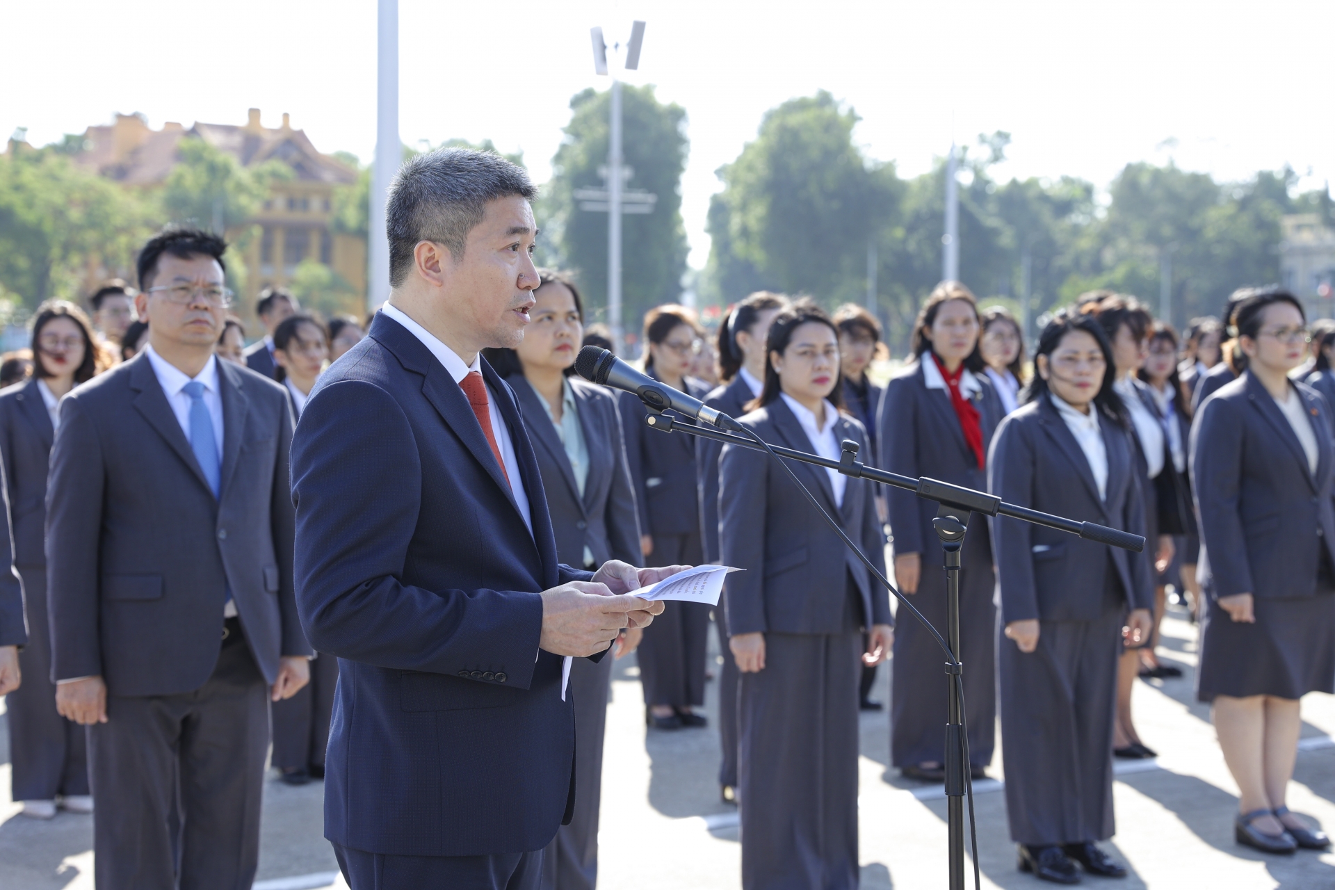 [ຮູບພາບ] ສະຫະພັນບັນດາອົງການມິດຕະພາບຫວຽດນາມລາຍງານຜົນງານຕໍ່ລຸງໂຮ່ໃນໂອກາດສະເຫຼີມສະຫຼອງວັນປະເພນີຄົບຮອບ 75 ປີ.