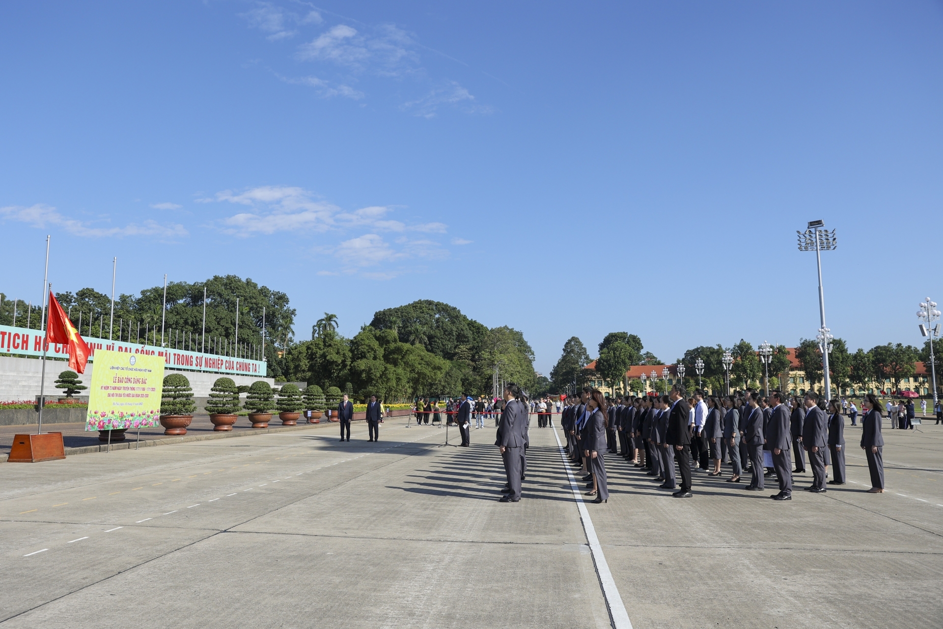 [ຮູບພາບ] ສະຫະພັນບັນດາອົງການມິດຕະພາບຫວຽດນາມລາຍງານຜົນງານຕໍ່ລຸງໂຮ່ໃນໂອກາດສະເຫຼີມສະຫຼອງວັນປະເພນີຄົບຮອບ 75 ປີ.