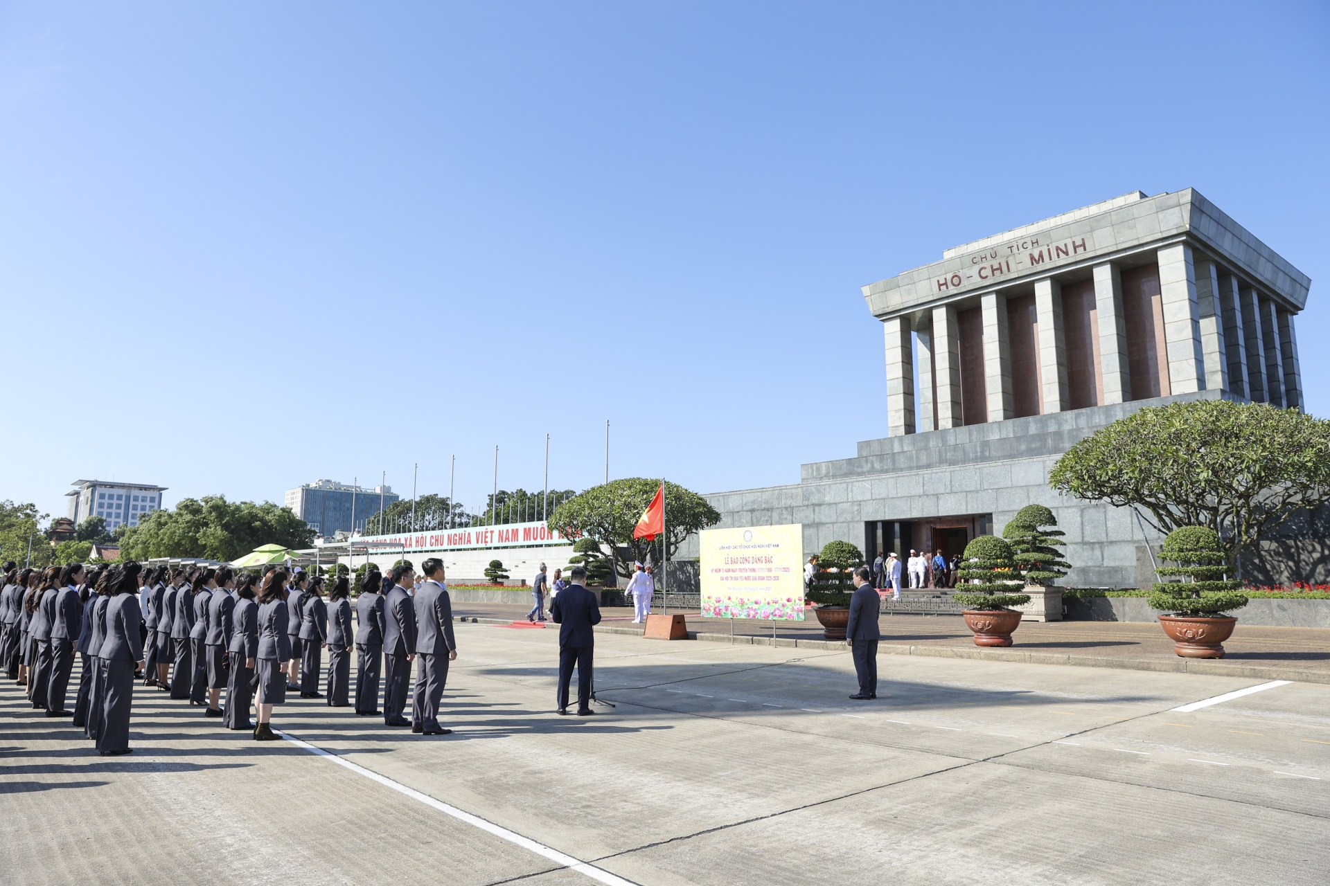 [ຮູບພາບ] ສະຫະພັນບັນດາອົງການມິດຕະພາບຫວຽດນາມລາຍງານຜົນງານຕໍ່ລຸງໂຮ່ໃນໂອກາດສະເຫຼີມສະຫຼອງວັນປະເພນີຄົບຮອບ 75 ປີ.