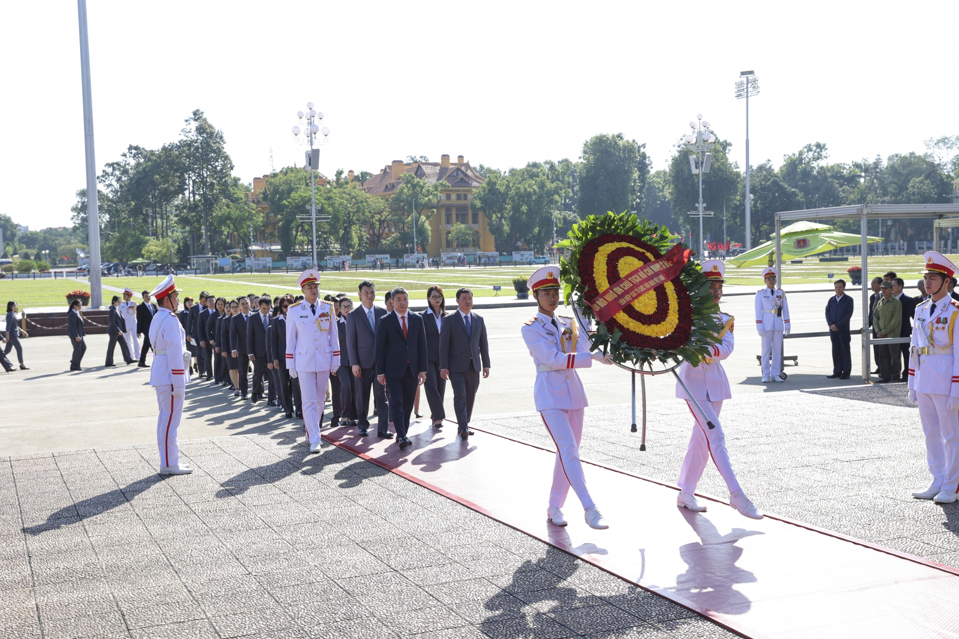 [ຮູບພາບ] ສະຫະພັນບັນດາອົງການມິດຕະພາບຫວຽດນາມລາຍງານຜົນງານຕໍ່ລຸງໂຮ່ໃນໂອກາດສະເຫຼີມສະຫຼອງວັນປະເພນີຄົບຮອບ 75 ປີ.