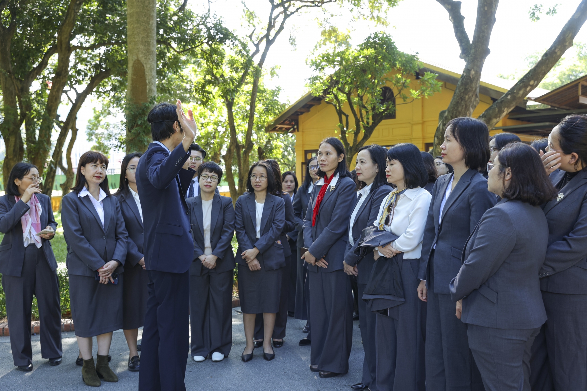 [ຮູບພາບ] ສະຫະພັນບັນດາອົງການມິດຕະພາບຫວຽດນາມລາຍງານຜົນງານຕໍ່ລຸງໂຮ່ໃນໂອກາດສະເຫຼີມສະຫຼອງວັນປະເພນີຄົບຮອບ 75 ປີ.