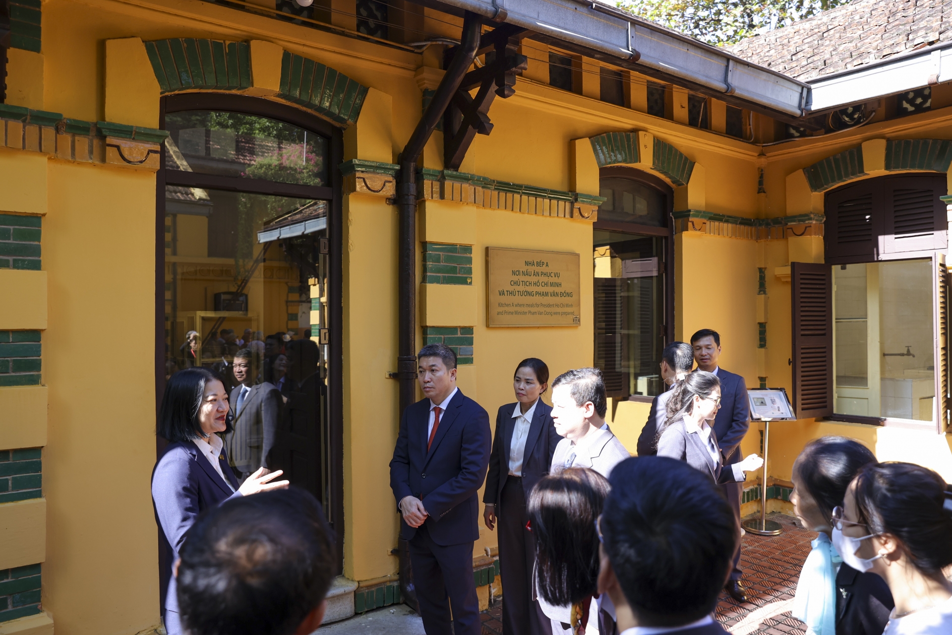 [ຮູບພາບ] ສະຫະພັນບັນດາອົງການມິດຕະພາບຫວຽດນາມລາຍງານຜົນງານຕໍ່ລຸງໂຮ່ໃນໂອກາດສະເຫຼີມສະຫຼອງວັນປະເພນີຄົບຮອບ 75 ປີ.