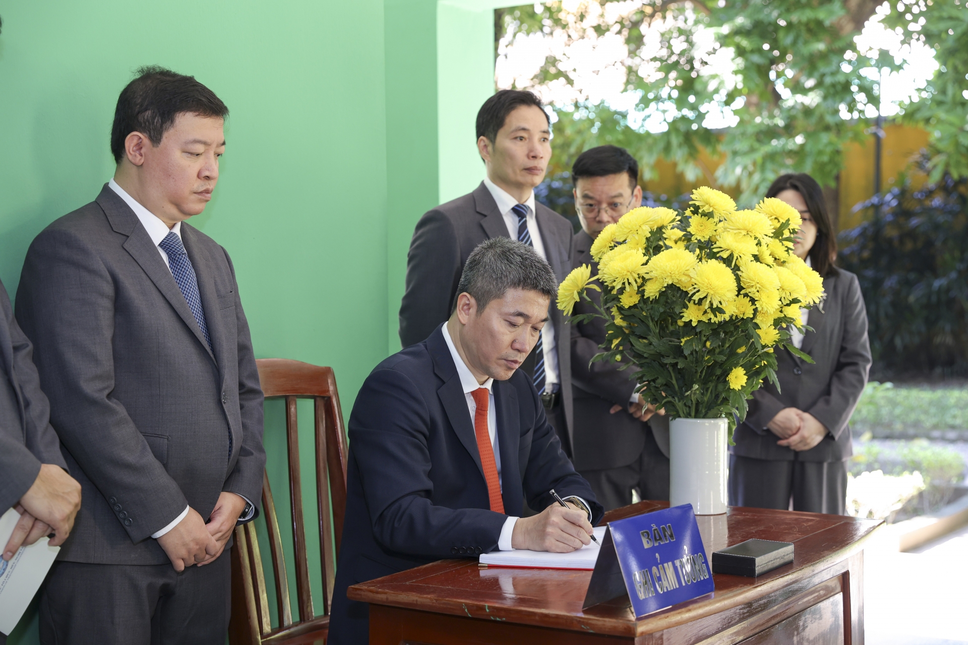 [ຮູບພາບ] ສະຫະພັນບັນດາອົງການມິດຕະພາບຫວຽດນາມລາຍງານຜົນງານຕໍ່ລຸງໂຮ່ໃນໂອກາດສະເຫຼີມສະຫຼອງວັນປະເພນີຄົບຮອບ 75 ປີ.