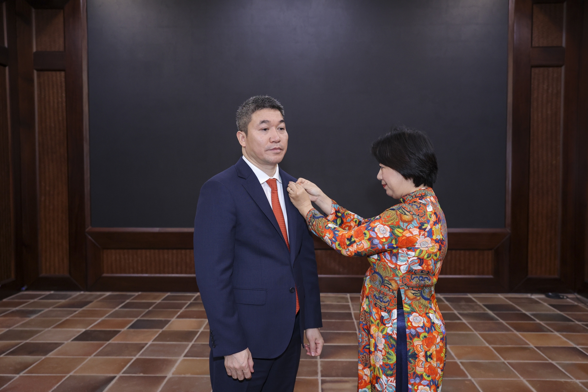 [ຮູບພາບ] ສະຫະພັນບັນດາອົງການມິດຕະພາບຫວຽດນາມລາຍງານຜົນງານຕໍ່ລຸງໂຮ່ໃນໂອກາດສະເຫຼີມສະຫຼອງວັນປະເພນີຄົບຮອບ 75 ປີ.