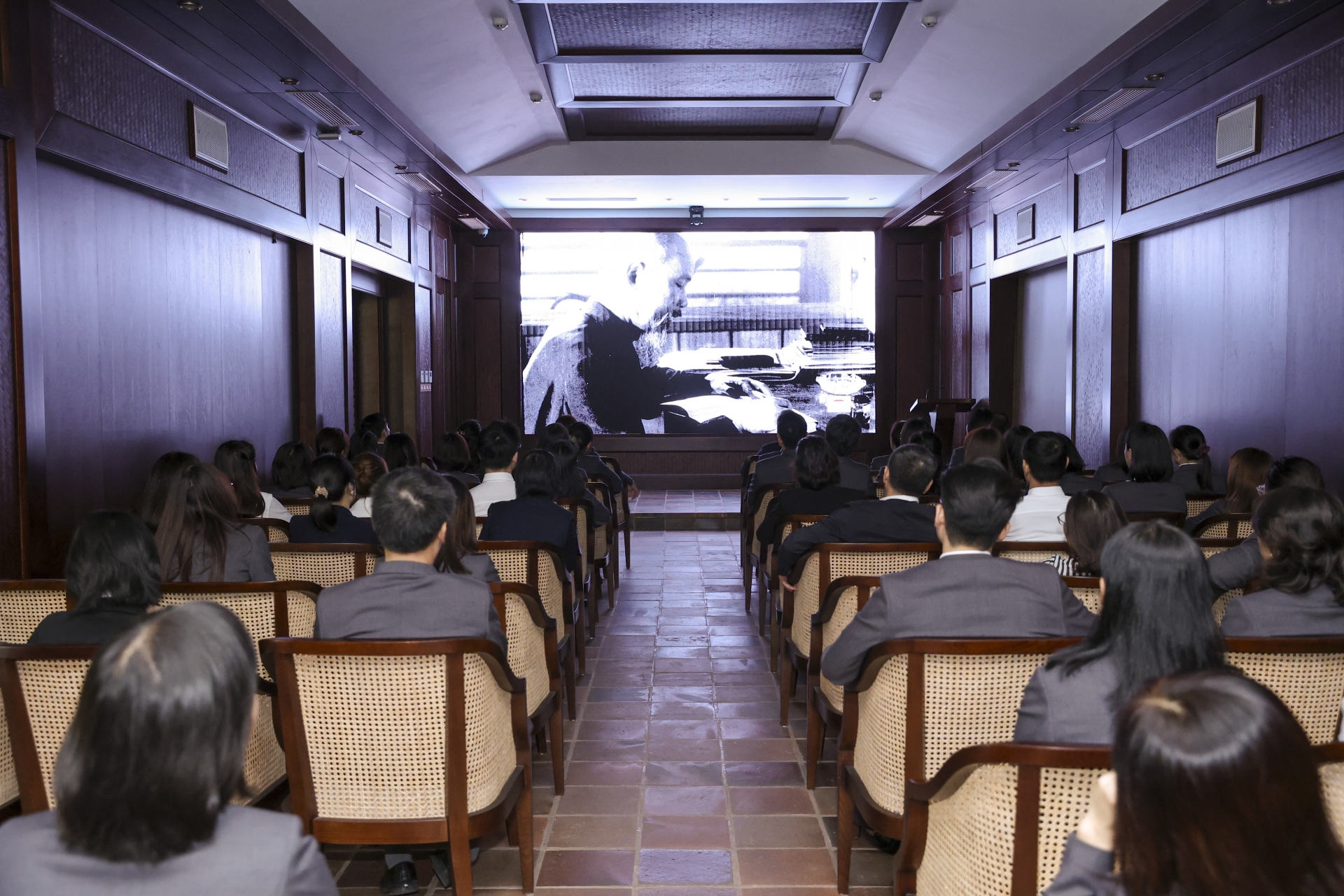 [ຮູບພາບ] ສະຫະພັນບັນດາອົງການມິດຕະພາບຫວຽດນາມລາຍງານຜົນງານຕໍ່ລຸງໂຮ່ໃນໂອກາດສະເຫຼີມສະຫຼອງວັນປະເພນີຄົບຮອບ 75 ປີ.