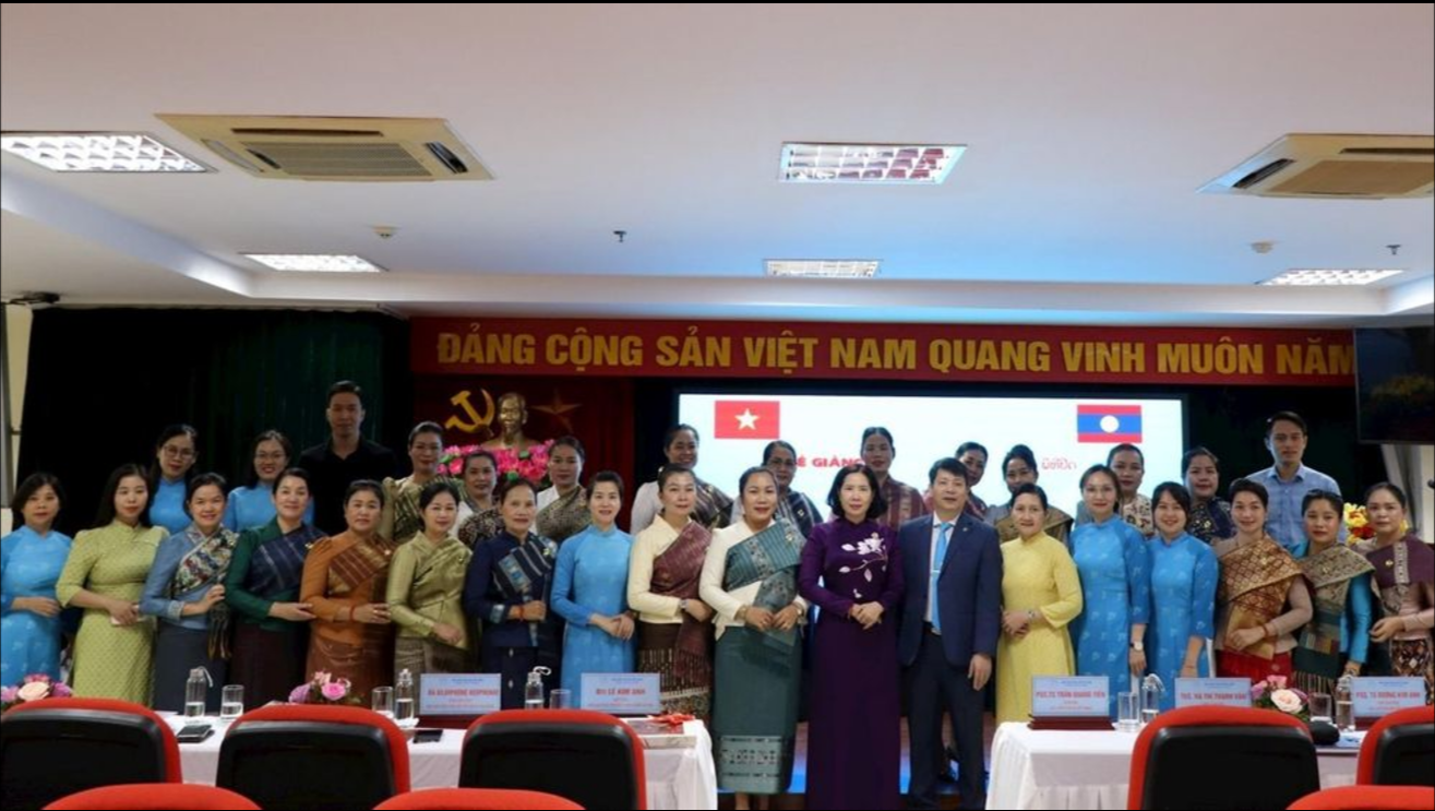ພະນັກງານແມ່ຍິງ ນະຄອນຫຼວງ ວຽງຈັນ ໄດ້ສຳເລັດຫຼັກສູດບຳລຸງວິຊາສະເພາະວຽກງານ
