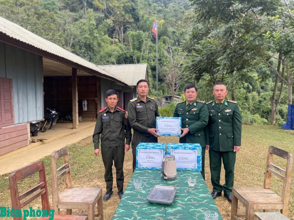 ຍູ້ແຮງການປະສານງານໃນການຄຸ້ມຄອງ ແລະ ປົກປ້ອງເສັ້ນທາງຊາຍແດນຫວຽດນາມ - ລາວ ຍູ້ແຮງການປະສານງານໃນການຄຸ້ມຄອງ ແລະ ປົກປ້ອງເສັ້ນທາງຊາຍແດນຫວຽດນາມ - ລາວ