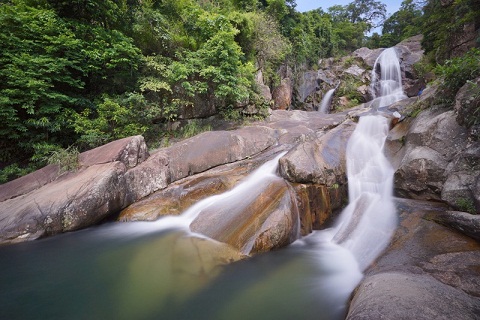 ນ​້ຳ​ຕົກ​ຕາດ ແຄວັ່ນ, ບິ່ງ​ລຽວ​ສາຍ​ນ້ຳ​ທີ່​ໃສ​​ສະ​ອາດ.
