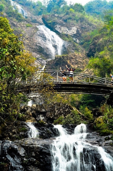 ນ​້ຳ​ຕົກ​ຕາດ ບາກ(ເງິນ) ດູດ​ດື່ມ​ທິວ​ທັດ​ຂອງ​ນັກ​ທ່ອງ​ທ່ຽວ.