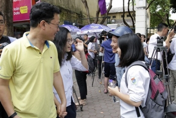 ນັກສອບເສັງ, ພໍ່ແມ່ນັກຮຽນ  ຫາຍໃຈໂລ່ງ ຫຼັງເສັງແລ້ວວິຊາທຳອິດ ໃນການສອບເສັງມັດທະຍົມປາຍ ແຫ່ງຊາດ