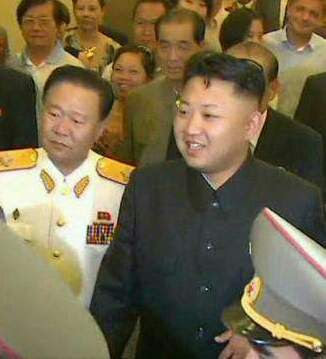 ທ່ານ ຈີ້ງ ຕວນ ຕ່ອງ (ຜູ້ທີສອງຈາກຊ້າຍຫາຂວາ) ທີ່ເຫດການມີ ປະທານ Kim Jong-un ເຂົ້າຮ່ວມ.