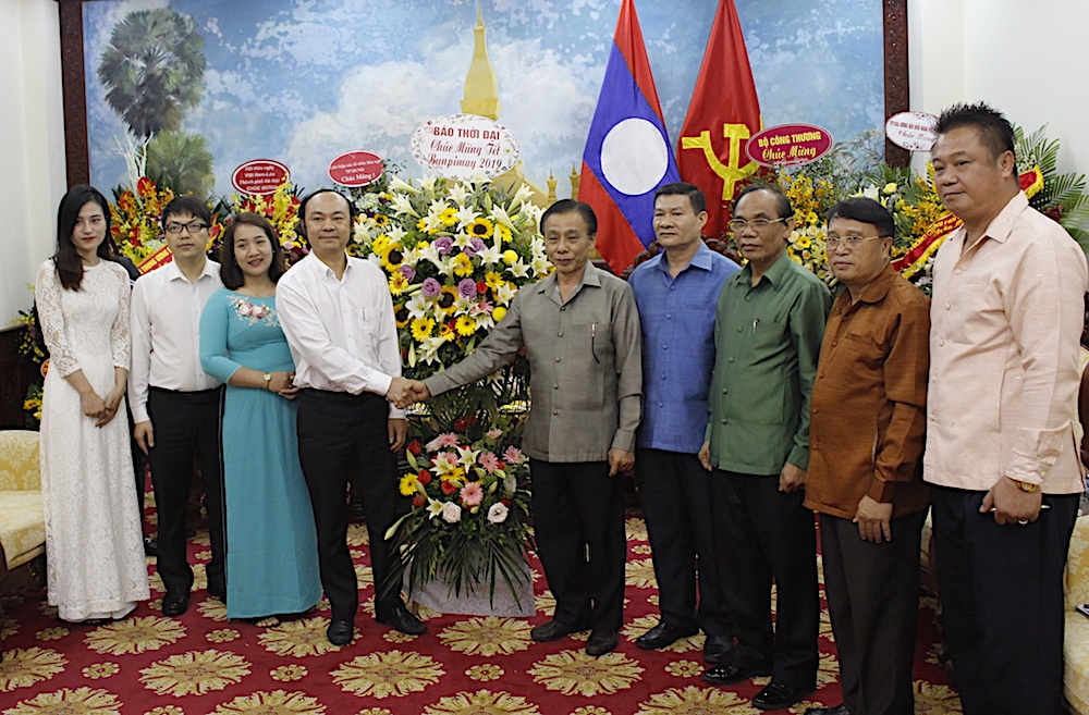 ຄວາມມຸ້ງມາດປາດຖະໜາ ຢາກຮ່ວມກັບສະຖານທູດ ລາວປະຈຳ ສສ ຫວຽດນາມ ພັດທະນາ ໜັງສືພິມເອລັກໂຕນິກ ເທີ່ຍດ້າຍ ພາກພາສາລາວ