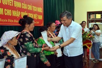 ການມອບຮັບໃບຕົກລົງອະນຸຍາດເຂົ້າສັນຊາດຫວຽດນາມໃຫ້ແກ່ຄົນລາວ 76 ຄົນ
