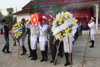 ແຂວງສາລະວັນຈັດສົ່ງ ອັດຖິທະຫານອາສາສະໜັກ ແລະ ຊ້ຽວຊານ ຫວຽດນາມ ກັບຄືນປະເທດ