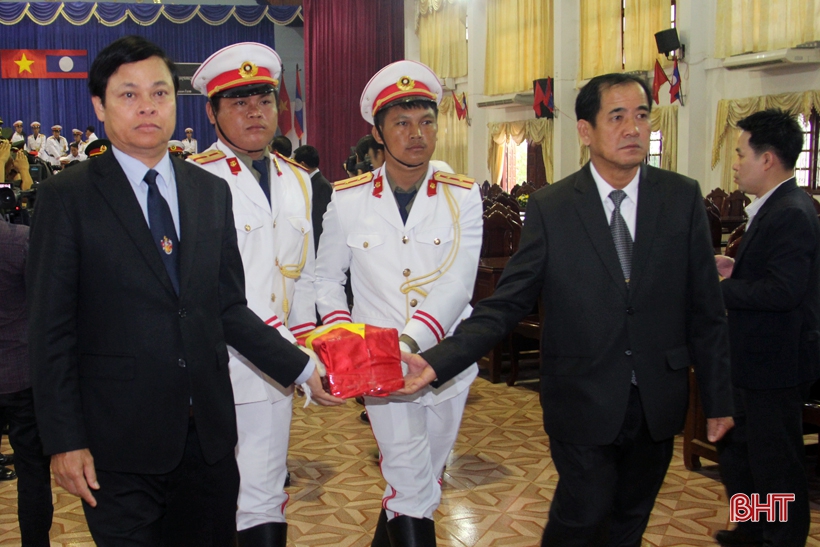 ຮ່າຕິ໋ງ ຕ້ອນຮັບ ບັນດາອາທະຫານ ກັບ ດິນແມ່ ທີ່ຮັກແພງ ...