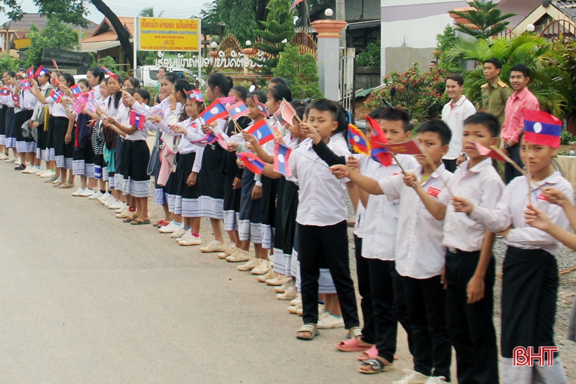 ຮ່າຕິ໋ງ ຕ້ອນຮັບ ບັນດາອາທະຫານ ກັບ ດິນແມ່ ທີ່ຮັກແພງ ...