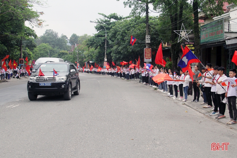 ຮ່າຕິ໋ງ ຕ້ອນຮັບ ບັນດາອາທະຫານ ກັບ ດິນແມ່ ທີ່ຮັກແພງ ...