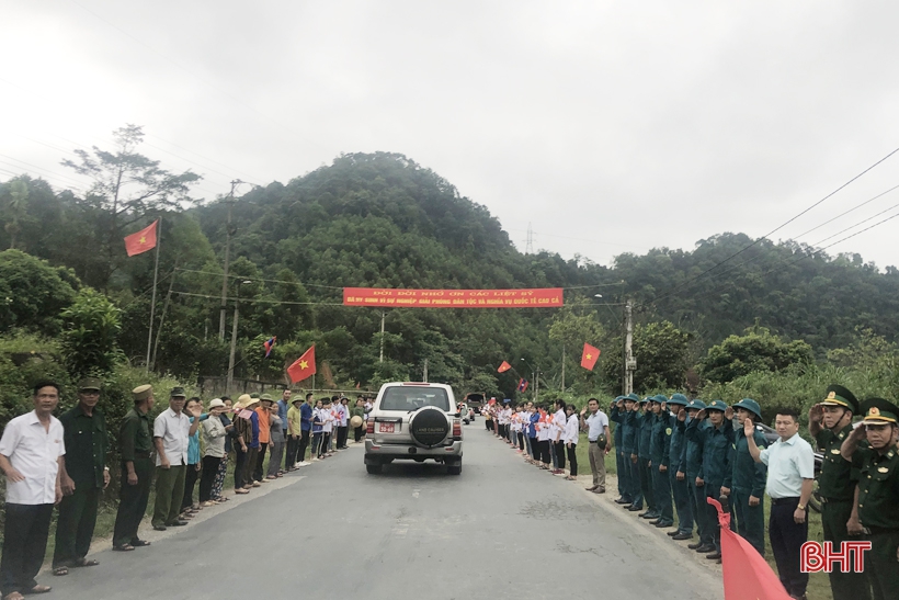 ຮ່າຕິ໋ງ ຕ້ອນຮັບ ບັນດາອາທະຫານ ກັບ ດິນແມ່ ທີ່ຮັກແພງ ...