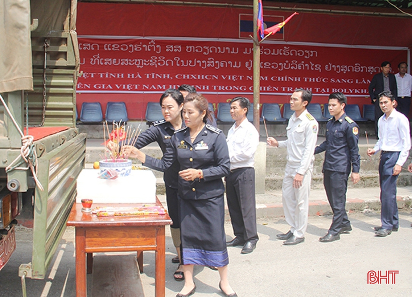 ຮ່າຕິ໋ງ ຕ້ອນຮັບ ບັນດາອາທະຫານ ກັບ ດິນແມ່ ທີ່ຮັກແພງ ...