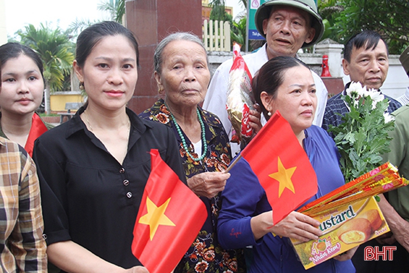 ຮ່າຕິ໋ງ ຕ້ອນຮັບ ບັນດາອາທະຫານ ກັບ ດິນແມ່ ທີ່ຮັກແພງ ...