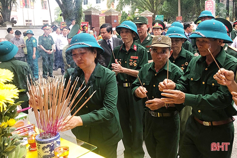 ຮ່າຕິ໋ງ ຕ້ອນຮັບ ບັນດາອາທະຫານ ກັບ ດິນແມ່ ທີ່ຮັກແພງ ...