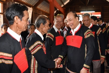 ນາຍົກລັດຖະມົນຕີ ຫວຽດນາມ ອວຍພອນປີໃໝ່ ແລະ ມອບຂອງຂວັນໃຫ້ແກ່ຄອບຄົວນະໂຍບາຍ- ຊົນເຜົ່າສ່ວນໜ້ອຍ ຂອງແຂວງດັກນົງ