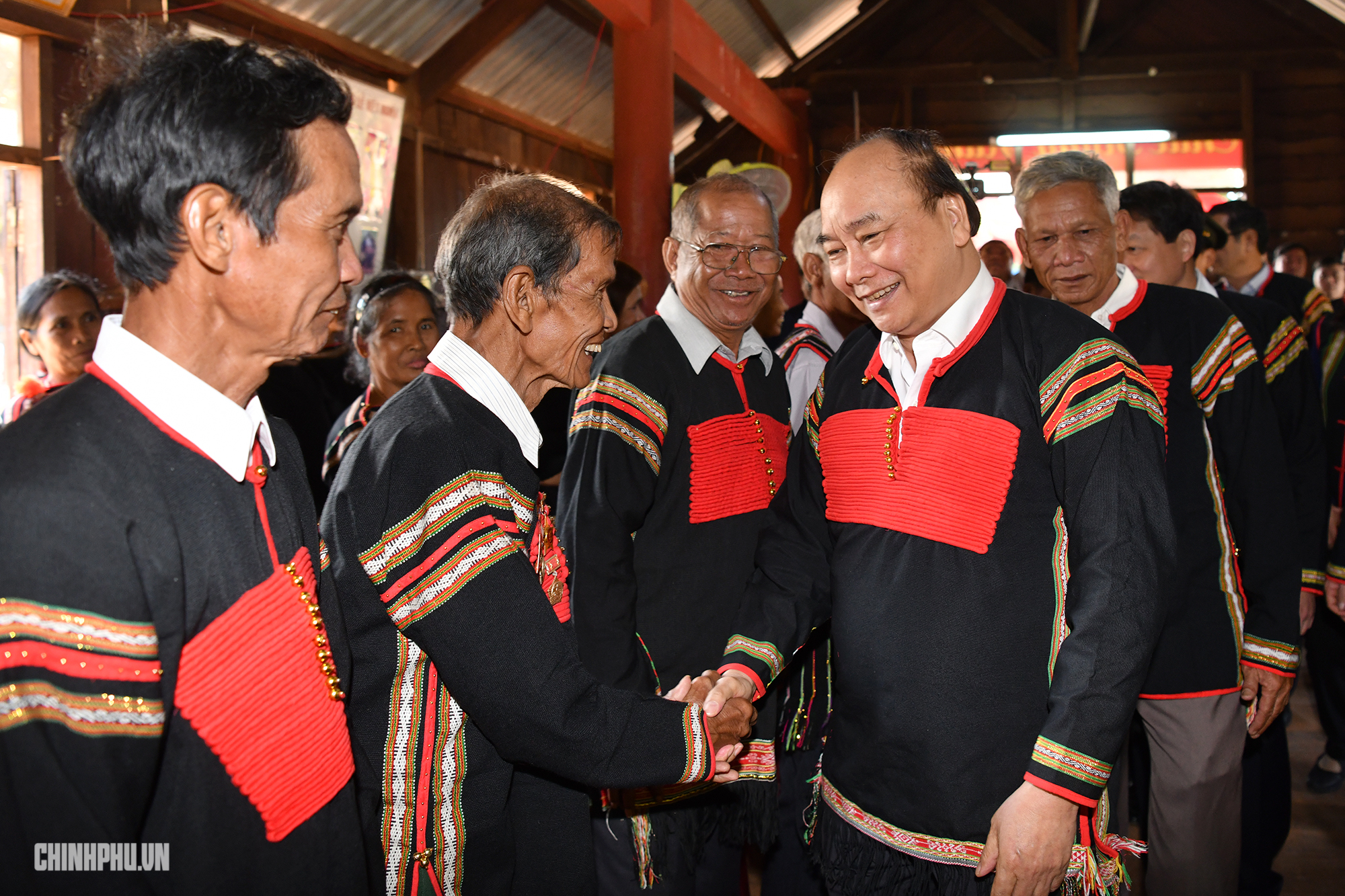 ນາຍົກລັດຖະມົນຕີ ຫວຽດນາມ ອວຍພອນປີໃໝ່ ແລະ ມອບຂອງຂວັນໃຫ້ແກ່ຄອບຄົວນະໂຍບາຍ- ຊົນເຜົ່າສ່ວນໜ້ອຍ ຂອງແຂວງດັກນົງ