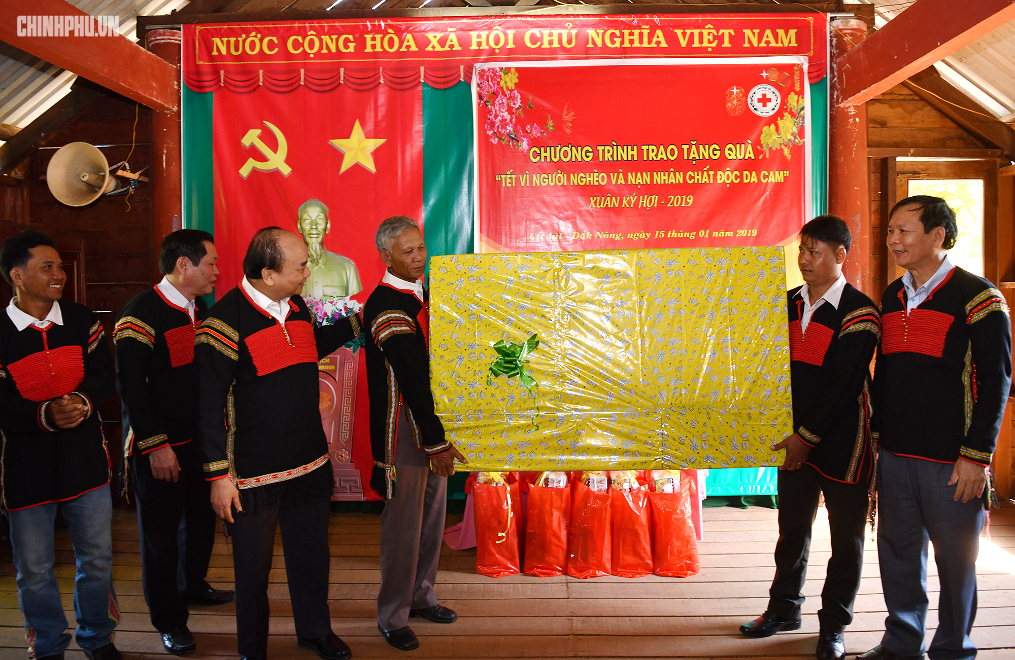 ນາຍົກລັດຖະມົນຕີ ຫວຽດນາມ ອວຍພອນປີໃໝ່ ແລະ ມອບຂອງຂວັນໃຫ້ແກ່ຄອບຄົວນະໂຍບາຍ- ຊົນເຜົ່າສ່ວນໜ້ອຍ ຂອງແຂວງດັກນົງ