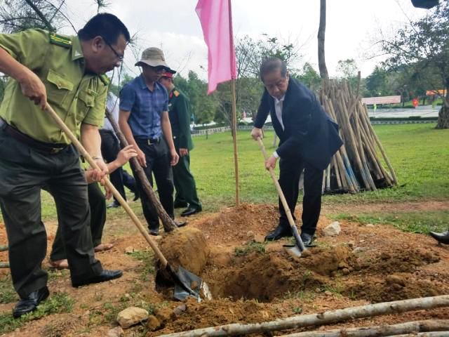 “ບຸນປູກຕົ້ນໄມ້ ຕອບແທນບຸນຄຸນ ລຸງ ໂຮ່” ຢູ່ ເມືອງເກົ່າເຫວ້ ດຳເນີນໄປຢ່າງຟົດຟື້ນ