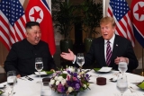 ທ່ານ ປະທານ  Kim Jong-un ແລະ ທ່ານ ປະທານາທິບໍດີ Donald Trump ຮ່ວມຮັບປະທານອາຫານຄໍ່າ ທີ່ຮ່າໂນ້ຍ