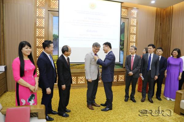 ຫວຽດນາມ ມອບຫລຽນກາລະນຶກ ເພື່ອພາລະກິດຍຸຕິທຳ ໃຫ້ເອກອັກຄະລັດຖະທູດລາວ