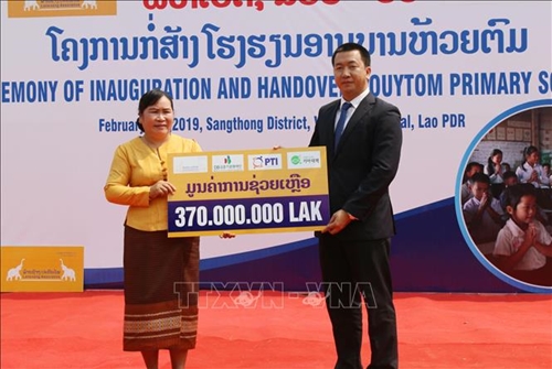 ພິທີມອບຮັບໂຮງຮຽນປະຖົມໃຫ້ເມືອງ ສັງທອງ, ລາວ