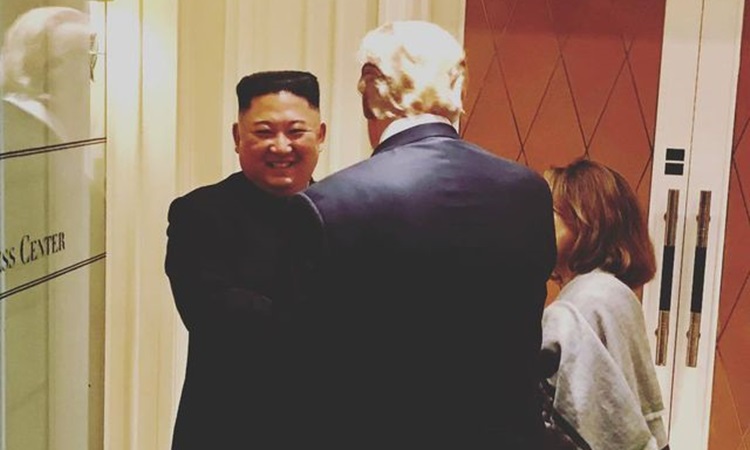 Kim Jong-un ອຳລາ Trump ດ້ວຍຄວາມຍິ້ມແຍ້ມ ເຖິງວ່າຈະບໍ່ມີຂໍ້ຕົກລົງໃດຮ່ວມກັນ