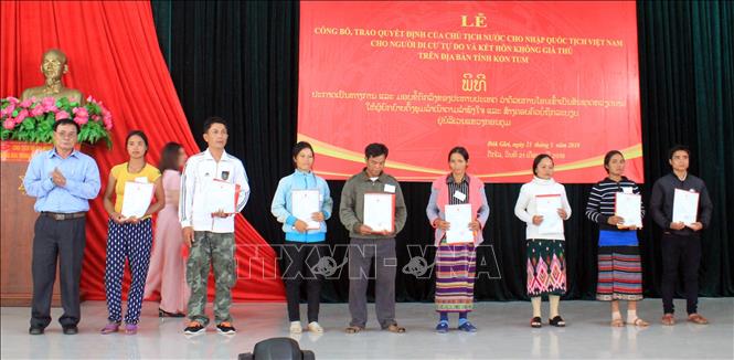 ມອບຂໍ້ຕົກລົງ ຮັບສັນາດຫວຽດນາມ ໃຫ້ແກ່ປະຊາຊົນລາວ ຈຳນວນ 38 ຄົນ