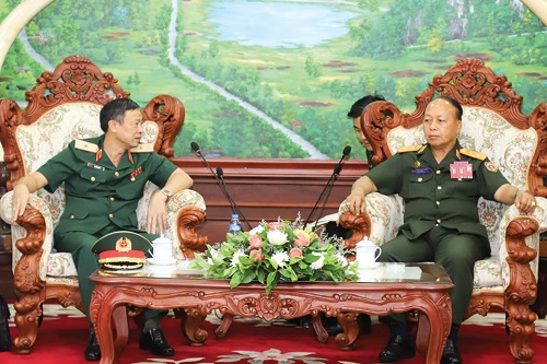 ສະຫາຍ ພົນຕີ ທອງລອຍ ສິລິວົງ ຕ້ອນຮັບ ສະຫາຍ ພົນຈັດຕະວາ ໂງ ວັນ ຢາວ