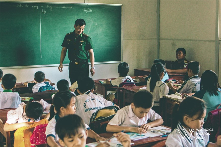 ຄູໃນຊຸດທະຫານ ເປັນມະເຮັງເລືອດ ເປີດຫ້ອງສອນນັກຮຽນຟີຢູ່ກາງເກາະ​ອັນ​ຫ່າງ​ໄກ