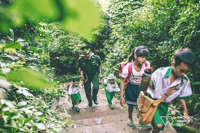 ຄູໃນຊຸດທະຫານ ເປັນມະເຮັງເລືອດ ເປີດຫ້ອງສອນນັກຮຽນຟີຢູ່ກາງເກາະ​ອັນ​ຫ່າງ​ໄກ