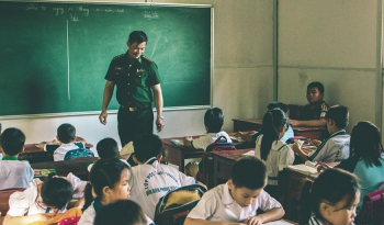 ຄູໃນຊຸດທະຫານ ເປັນມະເຮັງເລືອດ ເປີດຫ້ອງສອນນັກຮຽນຟີຢູ່ກາງເກາະ​ອັນ​ຫ່າງ​ໄກ