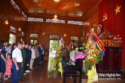 ຫົວໜ້າກົມໃຫຍ່ເສນາທິການກອງທັບປະຊາຊົນ ລາວໄດ້ໄປຢ້ຽມຢາມ ໄຫວ້ສັກກາລະ ອະນຸສອນສະຖາານປະທານ ໂຮ່ຈີ໋ມິງ