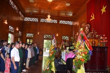 ຫົວໜ້າກົມໃຫຍ່ເສນາທິການກອງທັບປະຊາຊົນ ລາວໄດ້ໄປຢ້ຽມຢາມ ໄຫວ້ສັກກາລະ ອະນຸສອນສະຖາານປະທານ ໂຮ່ຈີ໋ມິງ