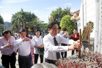 ສູນກາງ ແນວໂຮມແຫ່ງຊາດ ຫວຽດນາມ ວາງດອກໄມ້ຈູດທູບທຽນ ຮູ້ບຸນຄຸນ ນັກຮົບວິລະຊົນ ຢູ່ທີ່ ສຸສານ ຫວຽດ-ລາວ