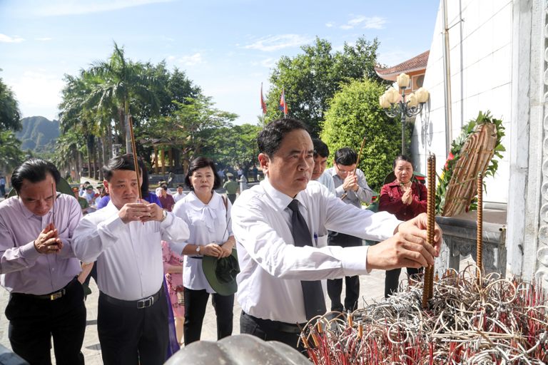 ສູນກາງ ແນວໂຮມແຫ່ງຊາດ ຫວຽດນາມ ວາງດອກໄມ້ຈູດທູບທຽນ ຮູ້ບຸນຄຸນ ນັກຮົບວິລະຊົນ ຢູ່ທີ່ ສຸສານ ຫວຽດ-ລາວ