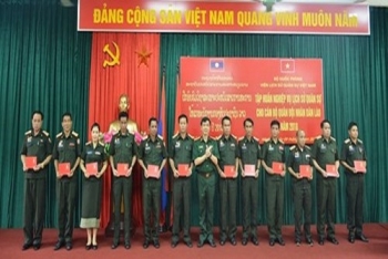 ອັດຊຸດຝຶກອົບຮົມປະຫວັດສາດການທະຫານໃຫ້ແກ່ກອງທັບລາວ