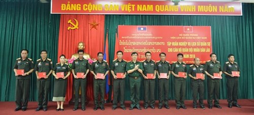 ອັດຊຸດຝຶກອົບຮົມປະຫວັດສາດການທະຫານໃຫ້ແກ່ກອງທັບລາວ