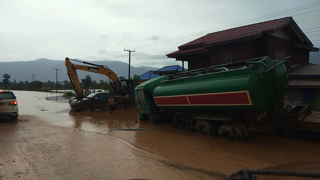 ສົດຈາກ ລາວ : ຄະນະຊ່ວຍເຫຼືອກູ້ໄພ ເຂົ້າມາຢ່າງບໍ່ຂາດສາຍ